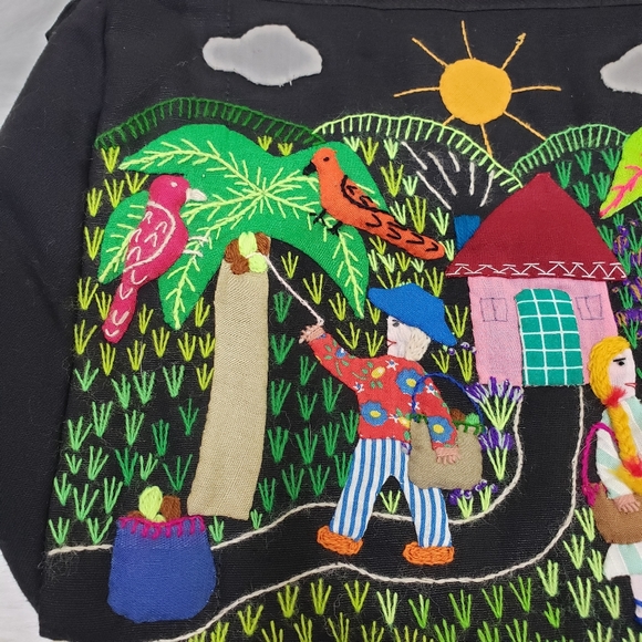 Embroidered quilted medium sized purse with amazing detail - Picture 2 of 14